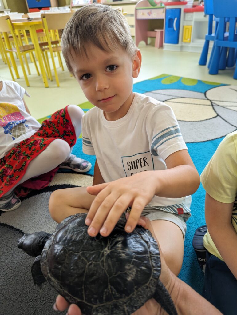 Żółw w odwiedzinach u dzieci