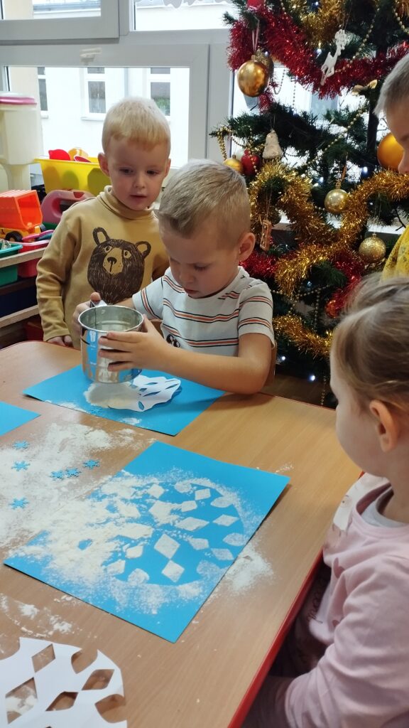 OGÓLNOPOLSKI PROJEKT EDUKACYJNY ,,SENSORYCZNA TĘCZA” – KOLOR NIEBIESKI