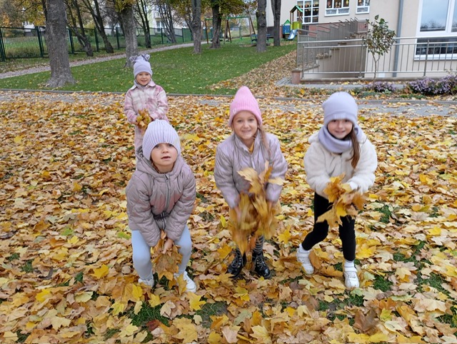 Jesienne zabawy grupa ''Motylki''