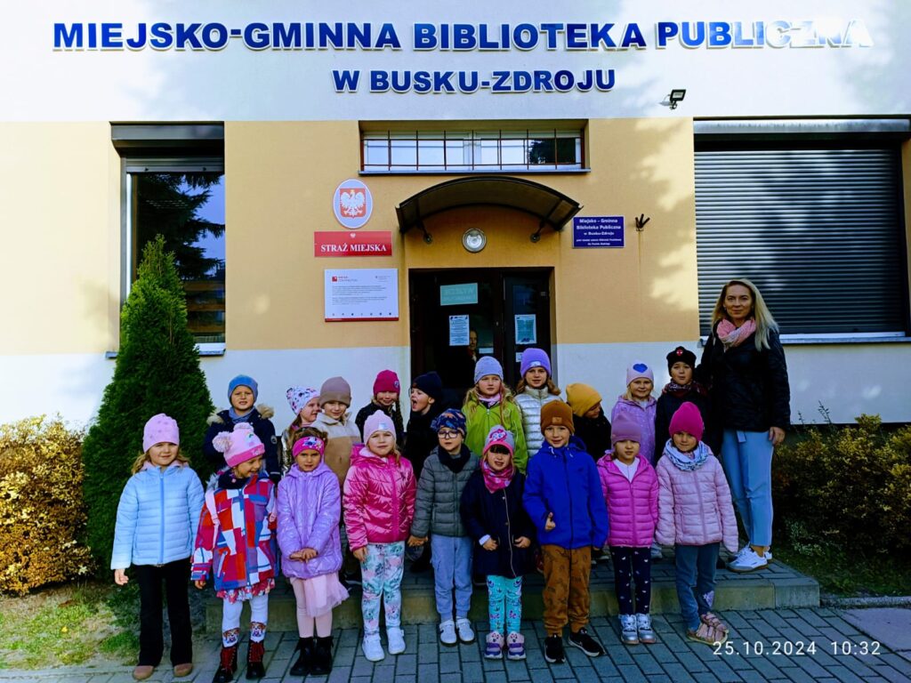 Wyjście do Miejsko-Gminnej Biblioteki Publicznej w Busku - Zdroju grupa ''Żyrafki''