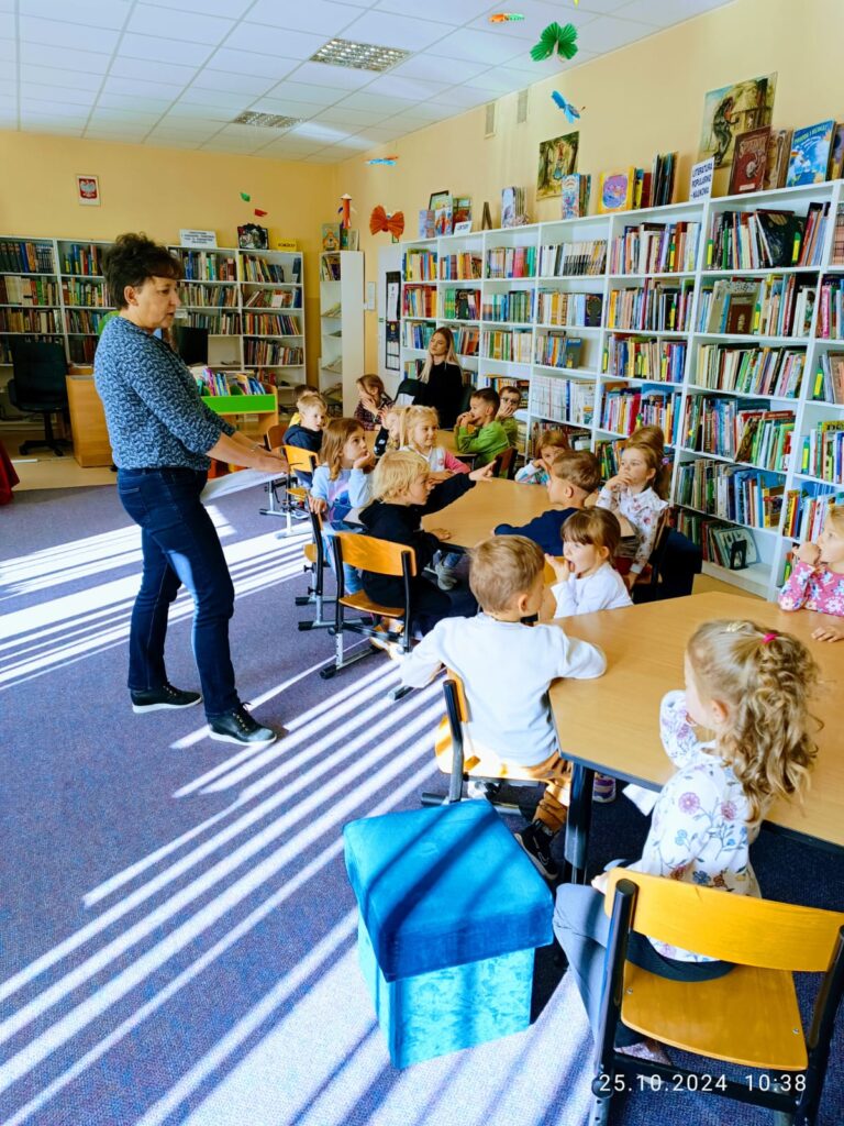 Wyjście do Miejsko-Gminnej Biblioteki Publicznej w Busku - Zdroju grupa ''Żyrafki''