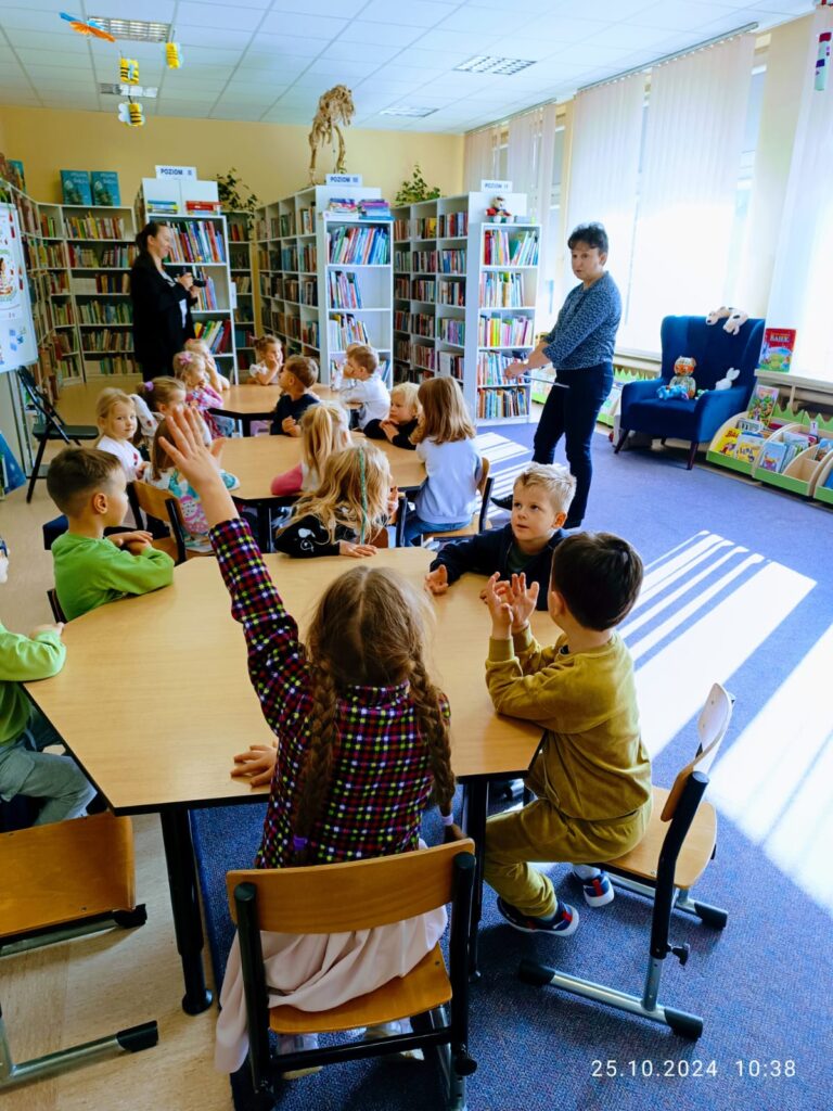 Wyjście do Miejsko-Gminnej Biblioteki Publicznej w Busku - Zdroju grupa ''Żyrafki''