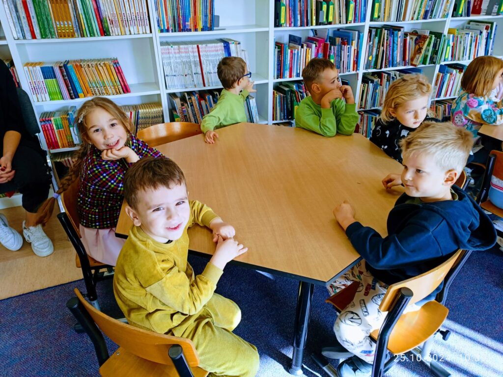 Wyjście do Miejsko-Gminnej Biblioteki Publicznej w Busku - Zdroju grupa ''Żyrafki''