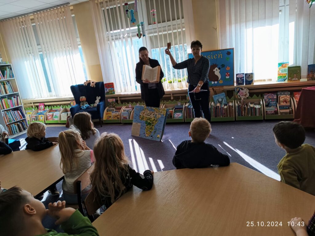 Wyjście do Miejsko-Gminnej Biblioteki Publicznej w Busku - Zdroju grupa ''Żyrafki''