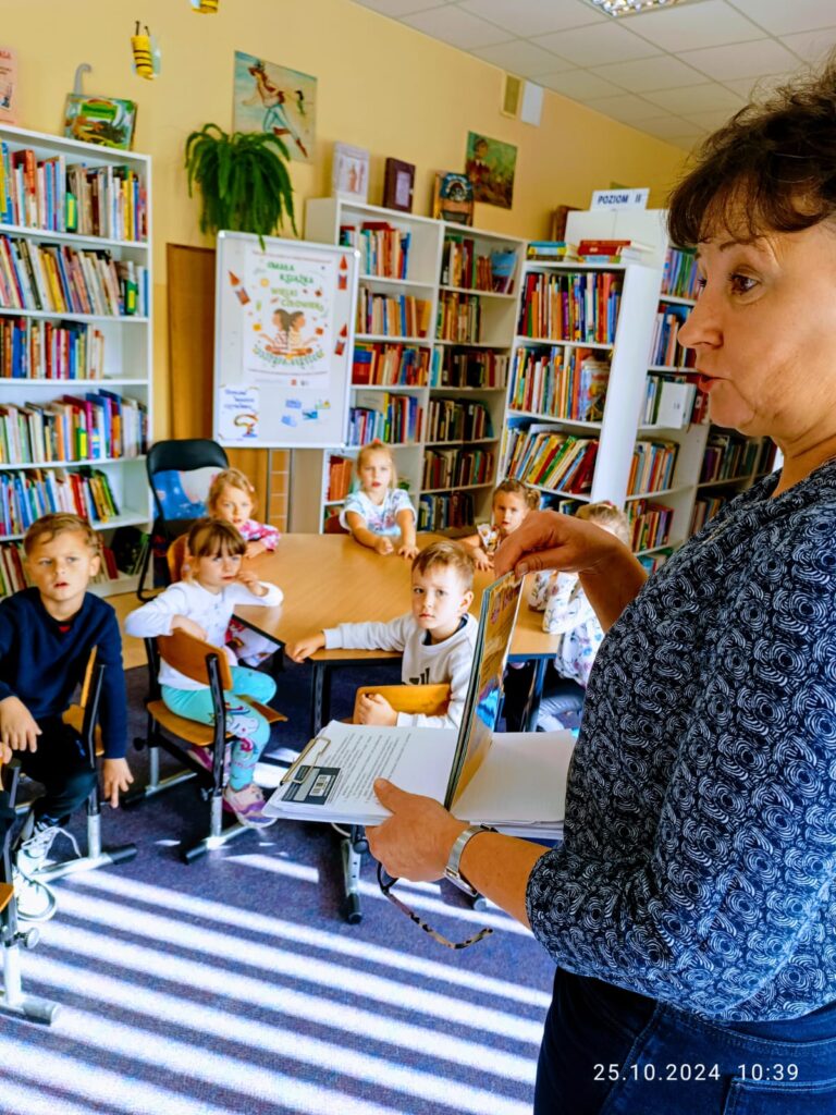 Wyjście do Miejsko-Gminnej Biblioteki Publicznej w Busku - Zdroju grupa ''Żyrafki''