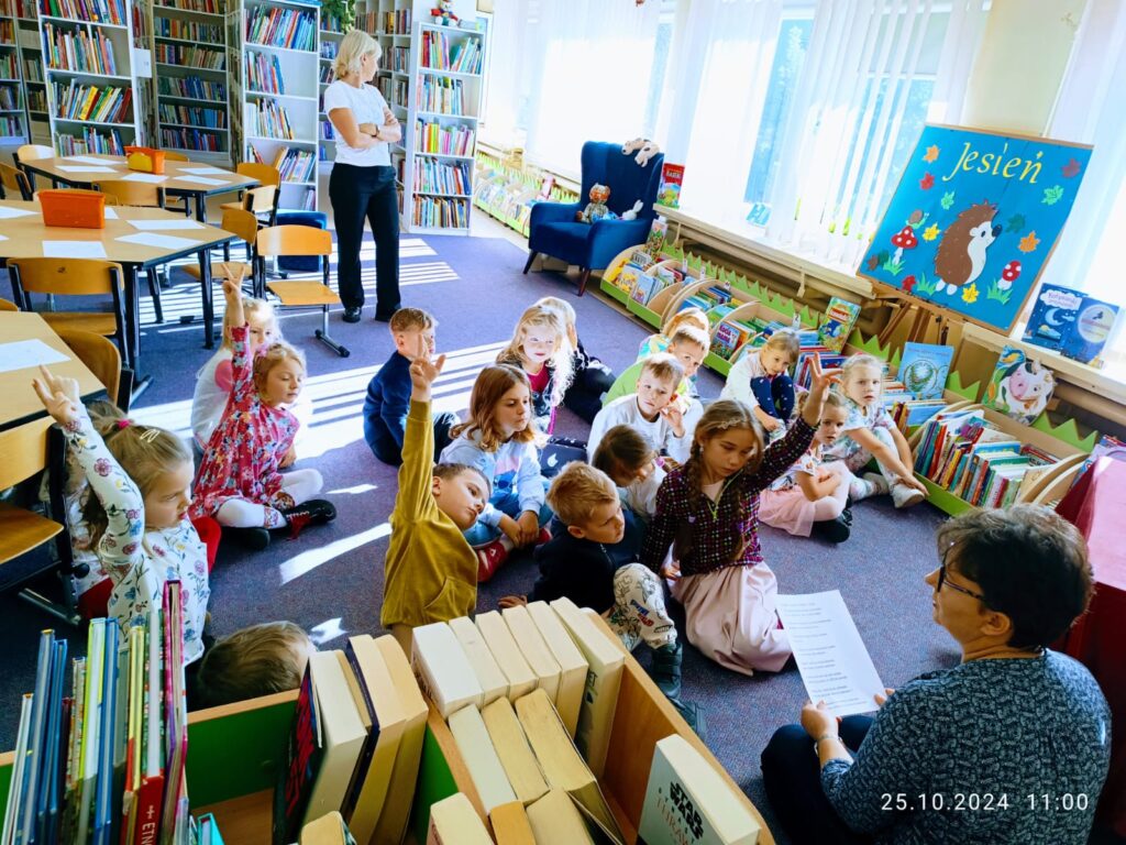 Wyjście do Miejsko-Gminnej Biblioteki Publicznej w Busku - Zdroju grupa ''Żyrafki''