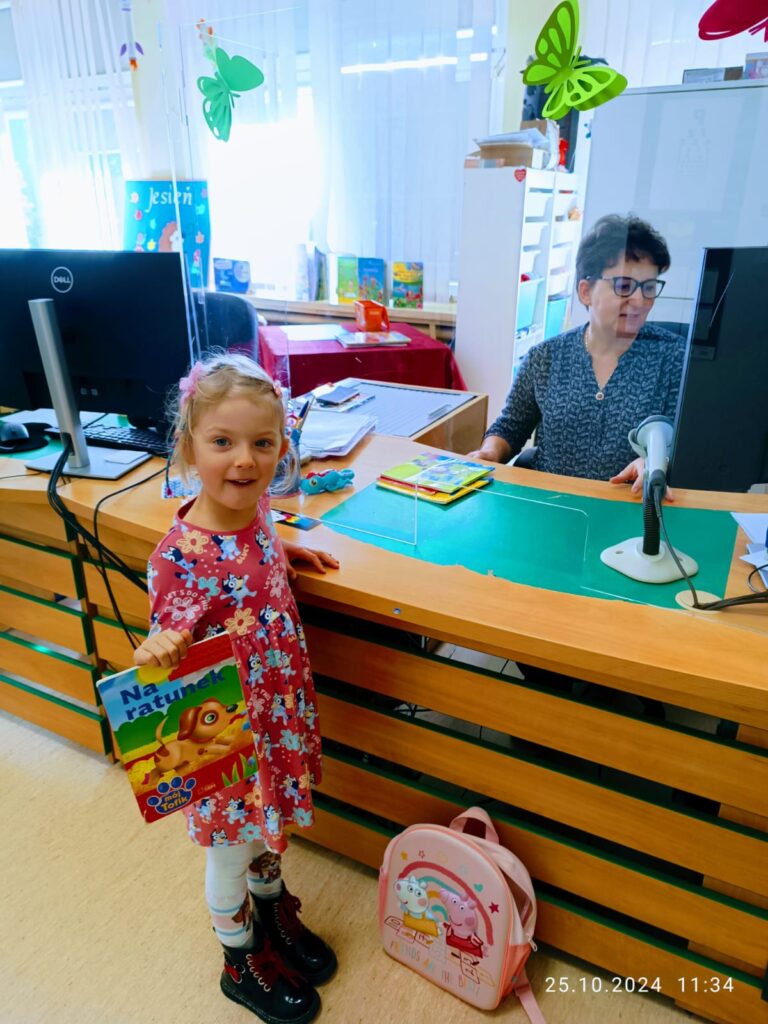 Wyjście do Miejsko-Gminnej Biblioteki Publicznej w Busku - Zdroju grupa ''Żyrafki''