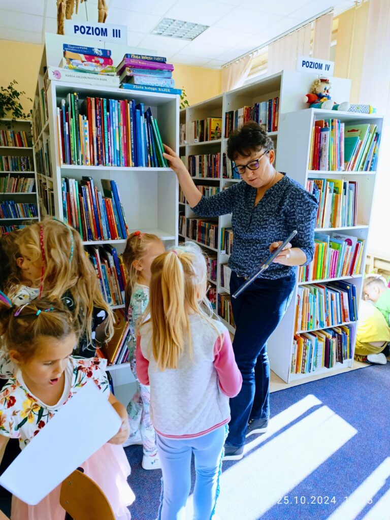 Wyjście do Miejsko-Gminnej Biblioteki Publicznej w Busku - Zdroju grupa ''Żyrafki''