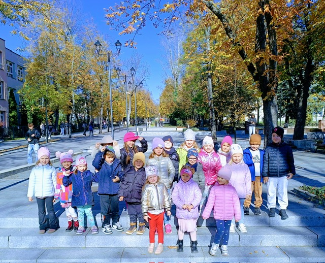 Wyjście do Miejsko-Gminnej Biblioteki Publicznej w Busku - Zdroju grupa ''Żyrafki''