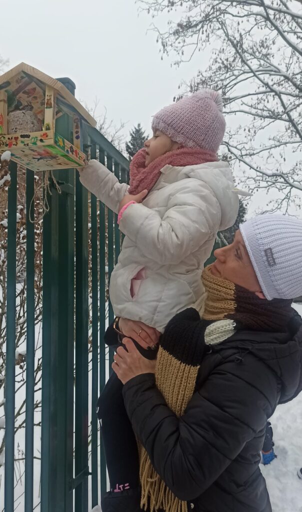 Tygryski dokarmiają ptaszki zimą