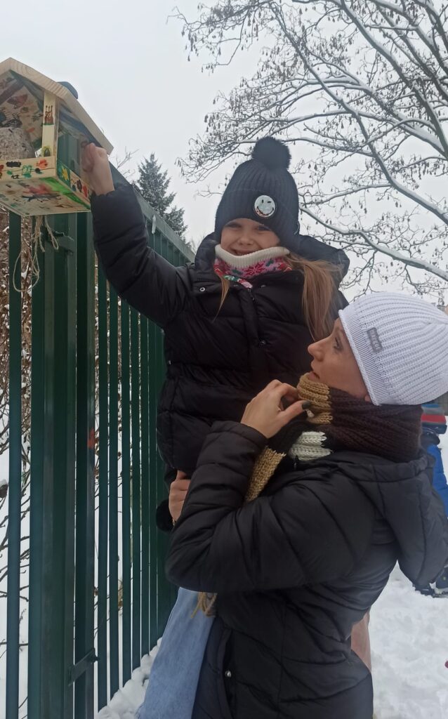 Tygryski dokarmiają ptaszki zimą