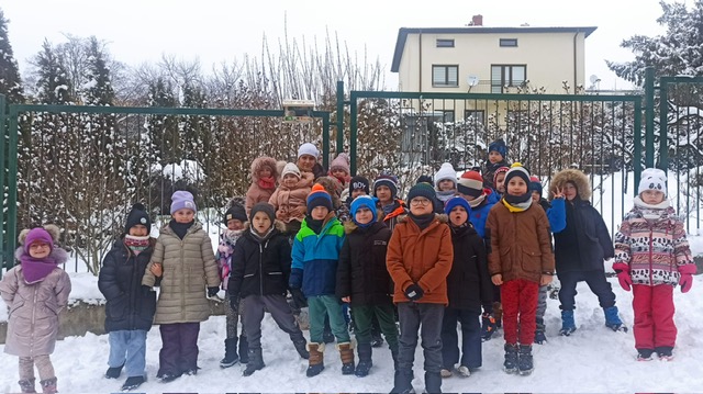 Tygryski dokarmiają ptaszki zimą