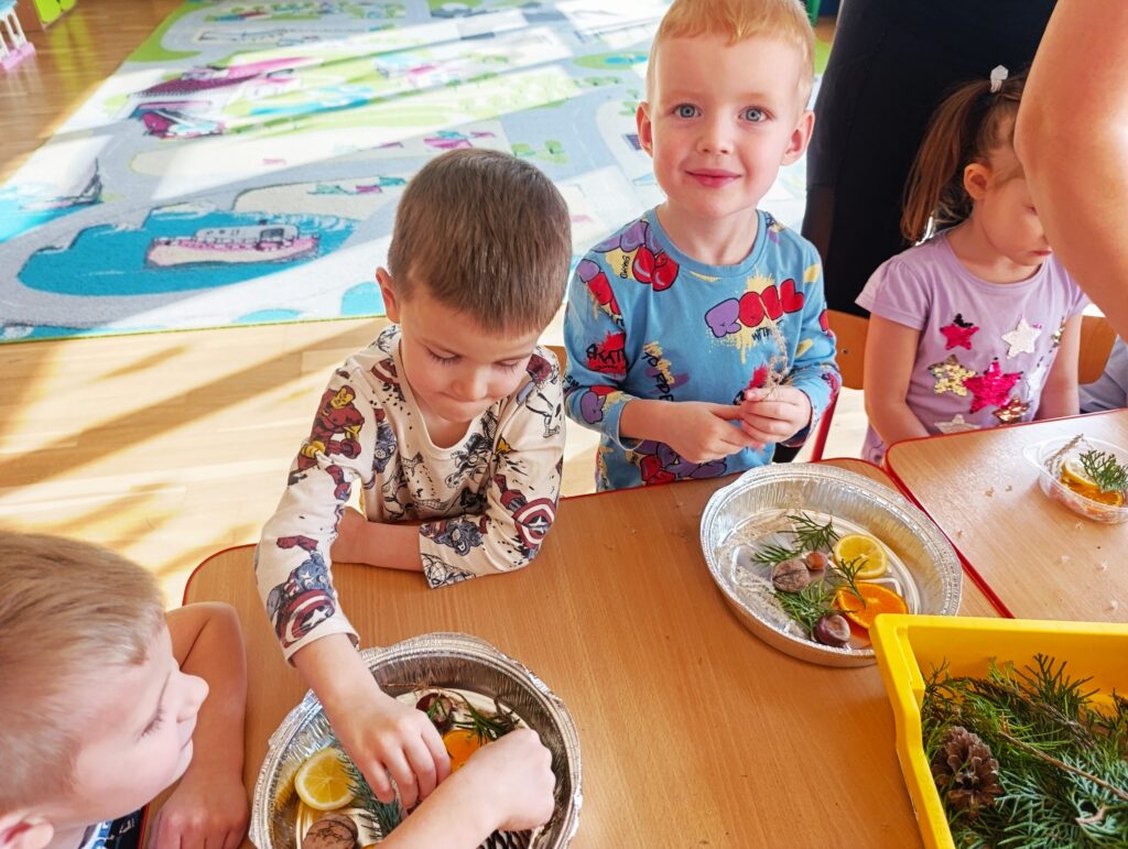 OGÓLNOPOLSKI PROJEKT EDUKACYJNY ,,KRAINA ZMYSŁÓW” - LODOWE WITRAŻE