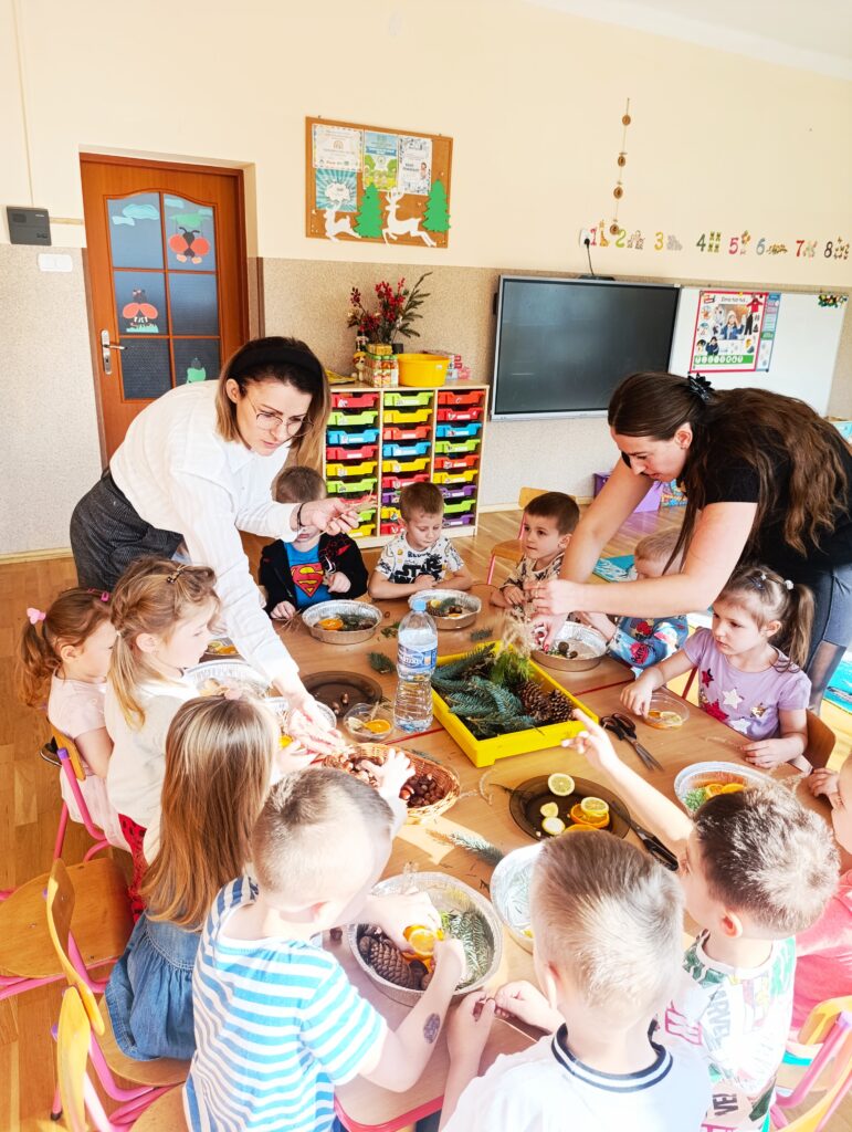 OGÓLNOPOLSKI PROJEKT EDUKACYJNY ,,KRAINA ZMYSŁÓW” - LODOWE WITRAŻE