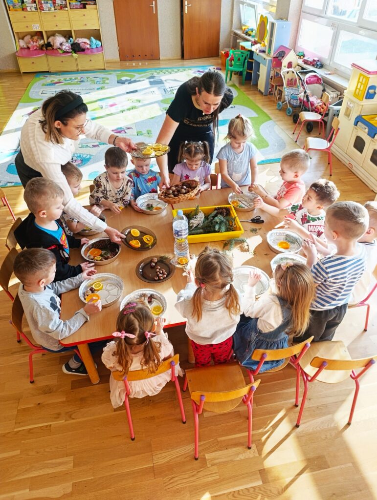 OGÓLNOPOLSKI PROJEKT EDUKACYJNY ,,KRAINA ZMYSŁÓW” - LODOWE WITRAŻE