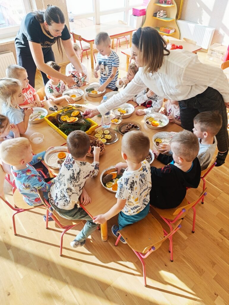 OGÓLNOPOLSKI PROJEKT EDUKACYJNY ,,KRAINA ZMYSŁÓW” - LODOWE WITRAŻE