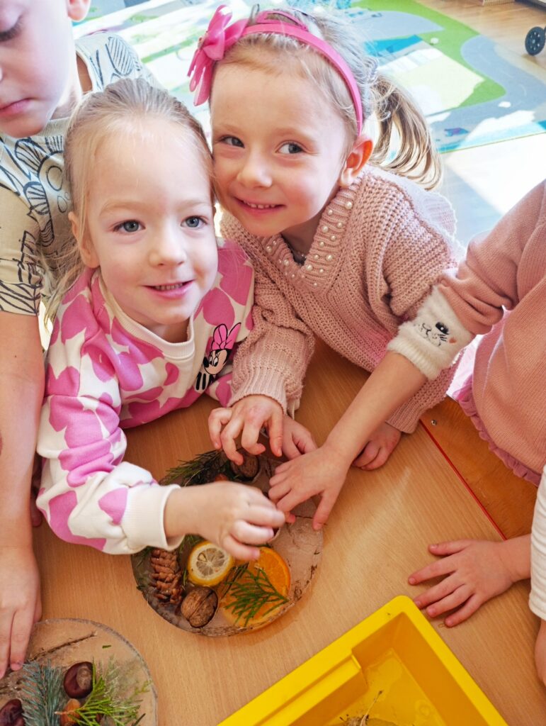 OGÓLNOPOLSKI PROJEKT EDUKACYJNY ,,KRAINA ZMYSŁÓW” - LODOWE WITRAŻE