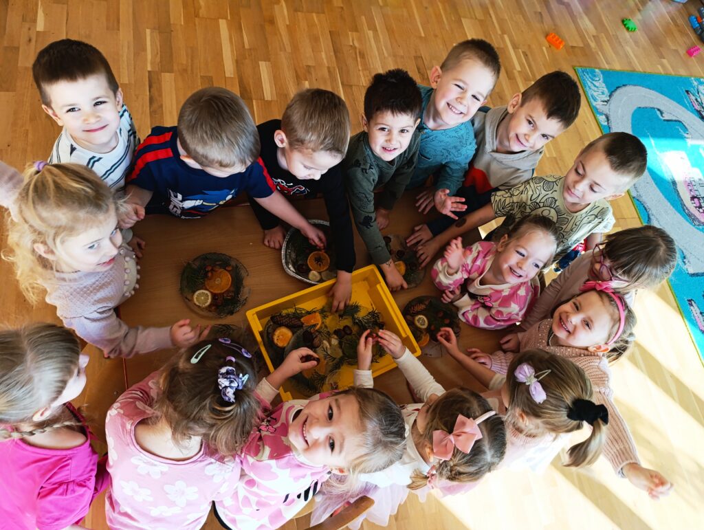 OGÓLNOPOLSKI PROJEKT EDUKACYJNY ,,KRAINA ZMYSŁÓW” - LODOWE WITRAŻE