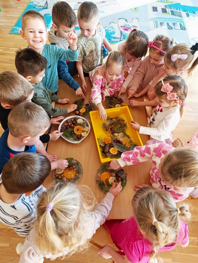 OGÓLNOPOLSKI PROJEKT EDUKACYJNY ,,KRAINA ZMYSŁÓW” - LODOWE WITRAŻE