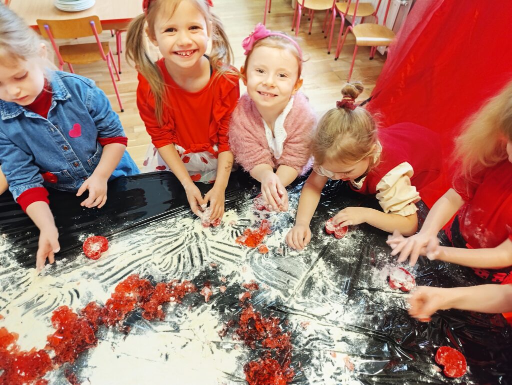 OGÓLNOPOLSKI PROJEKT EDUKACYJNY ,,SENSORYCZNA TĘCZA” – KOLOR CZERWONY