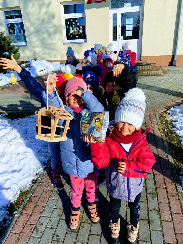 Dokarmianie ptaków i zimowe zabawy ''Żyrafek''