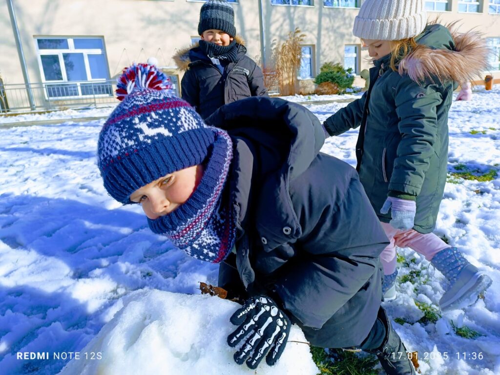 Dokarmianie ptaków i zimowe zabawy ''Żyrafek''