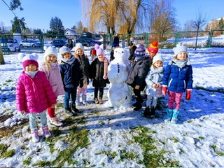 Dokarmianie ptaków i zimowe zabawy ''Żyrafek''